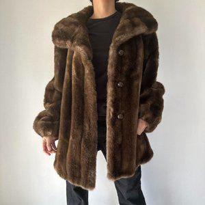 Brown fur jacket size medium vintage sears in great condition. Doesn’t smell and